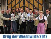 Den Festkrug der Wiesnwirte 2012 zieren Bierkellnerinnen und die Schäffler - vorgestellt wurde er am 27.07.2012 (©Foto: Martin Schmitz)